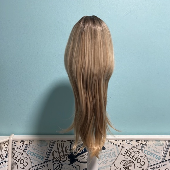 Blonde synthetic wig 22” - Picture 2 of 6